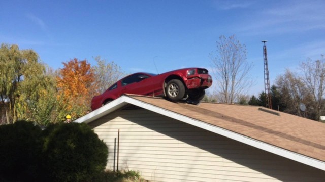 O carro foi parar no teto de uma casa nos Estados Unidos