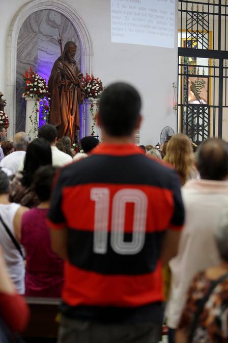 Torcedores do Flamengo vão à igreja de São Judas Tadeu e rezam por dias melhores
