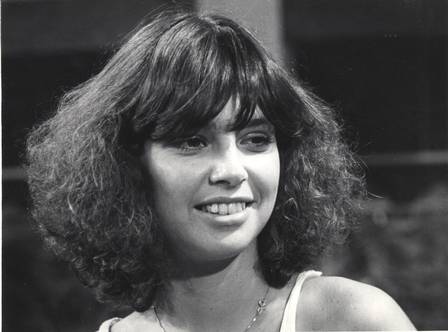 A atriz ainda com os cabelos cacheados, em 1981, na novela “Baila comigo”