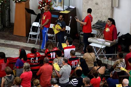 Torcedores do Flamengo na igreja