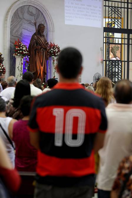 Torcedor do Flamengo presente na missa