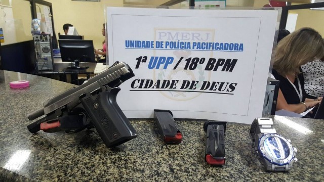 Armas e relógio recuperados pelos policiais da UPP Cidade de Deus