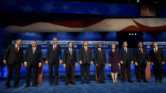 Batalha republicana. Kasich (à esquerda), Huckabee, Bush, Rubio, Trump, Carson, Fiorina, Cruz, Christie e Paul se enfrentam na CNBC no Colorado