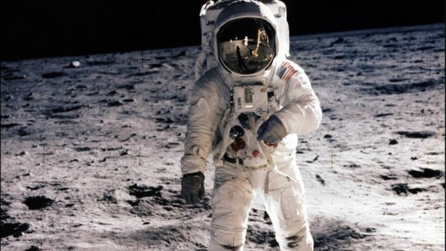 Na década de 1960, os EUA venceram a corrida espacial contra os soviéticos ao enviar o homem à Lua