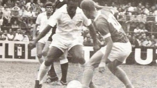 Pelé (de frente) e Ademir da Guia (10) se enfrentam num dos clássicos Santos x Palmeiras dos anos 50 e 60