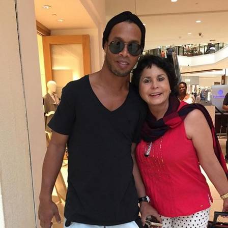 Ronaldinho é tietado por fã durante passeio em Miami