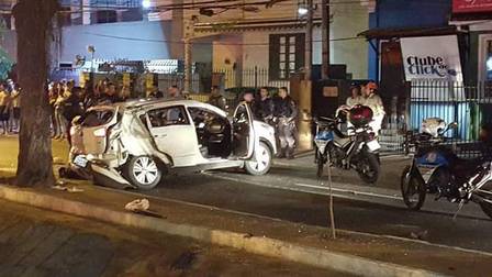 Veículo roubado capotou na Avenida Almirante Ary Parreiras