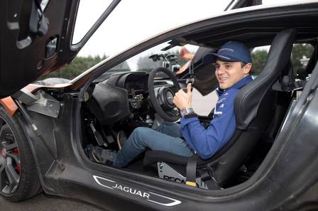 Felipe Massa pilota carro usado por vilão do novo filme de James Bond no México