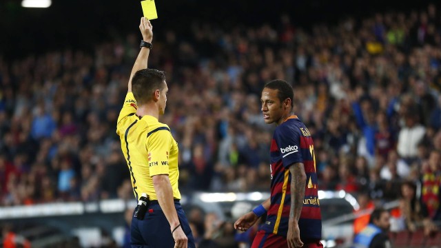 Neymar leva cartão amarelo em jogo do Barça