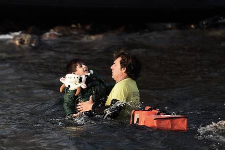 Um salva-vidas espanhol resgata uma criança
