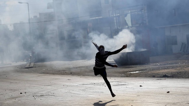 Bombas de gás lacrimogênio são lançadas para conter manifestações e conflitos com os jovens palestinos