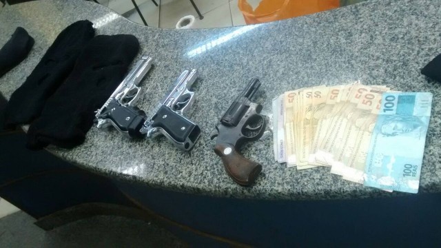 Armas, dinheiro e toucas ninja encontradas com suspeitos de roubo