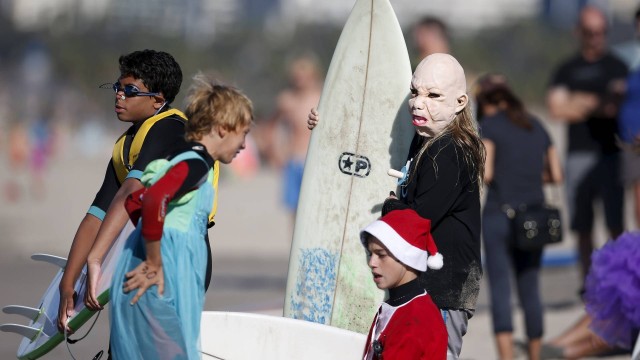Surfistas fantasiados participam de campeonato promovido anualmente no Dia das Bruxas