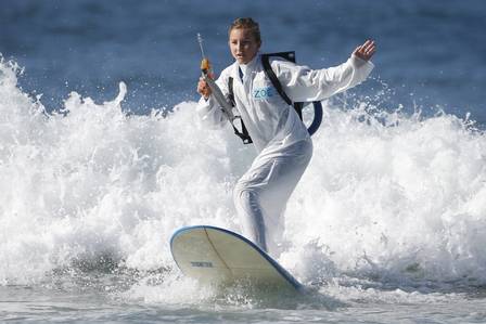 Surfista usa fantasia de caça-fantasma, em referência ao filme que ganhou as telonas em 1984
