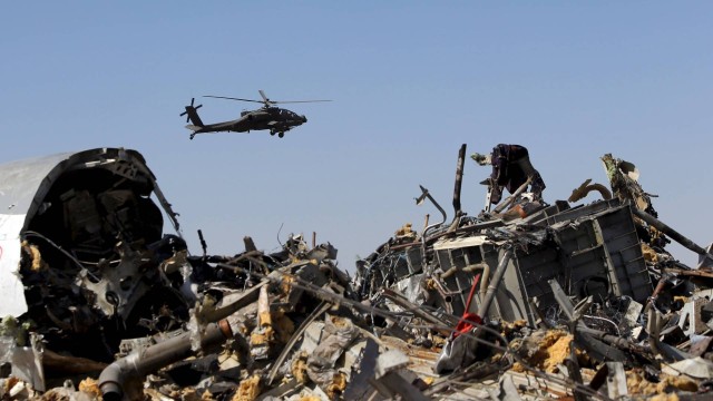 Helicóptero militar egípcio sobrevoa sobre destroços da aeronave russa que caiu na Península do Sinai