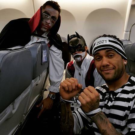 Daniel Alves, Neymar e Adriano (E) fantasiados no avião do Barcelona. Fantasias criaram problemas com jogadores do Getafe