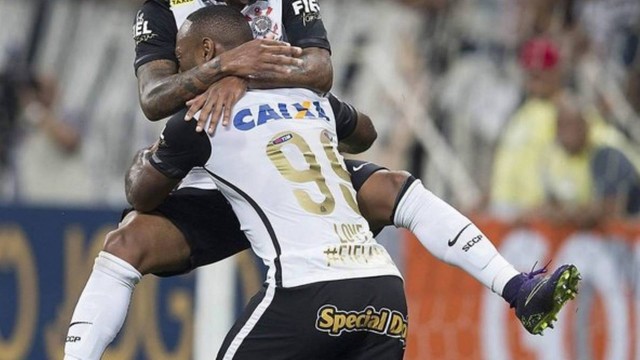 Malcom e Love comemoram gol na vitória do Corinthians