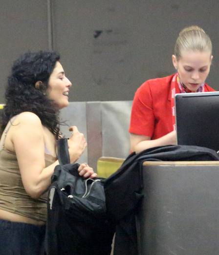 Letícia Sabatella faz o check in no aeroporto