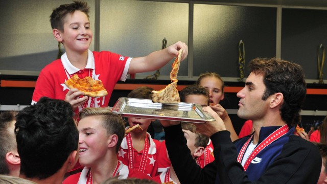 Federer oferece um pedaço de pizza