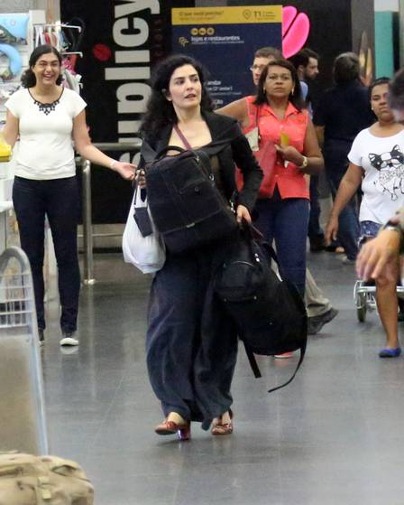 Letícia Sabatella se apressa no aeroporto