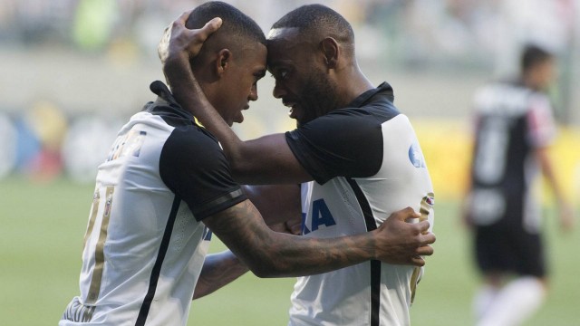 Jogadores do Corinthians festejam vitória sobre o Atlético Mineiro