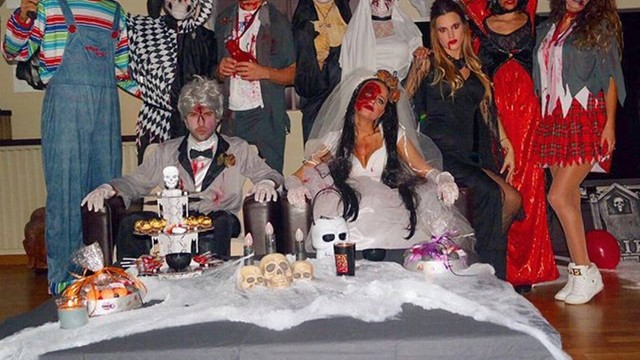 Após polêmica com Getafe, jogadores do Barcelona fazem festa de Halloween com suas mulheres