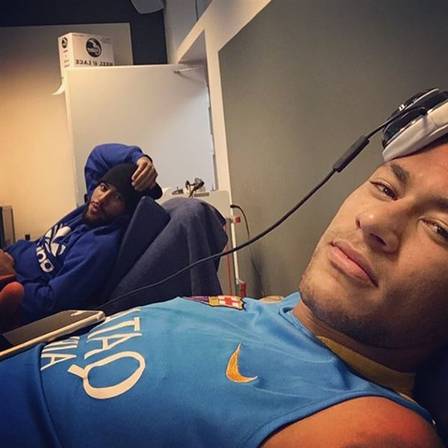 Neymar posta foto na sala de fisioterapia com Rafinha Alcântara, que se recupera de lesão