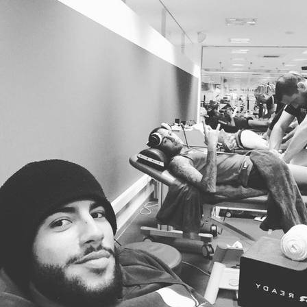 Rafinha posta foto com Neymar na sala de fisioterapia do Barcelona