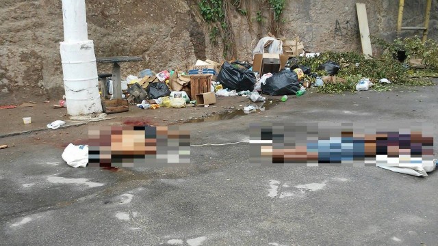 Dois dos mortos estavam amarrados e outro estava seminu, no meio de um monte de lixo