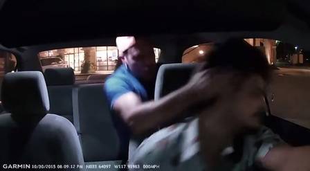 Momento que passageiro agride motorista de Uber é registrado por câmeras de segurança instaladas no carro.