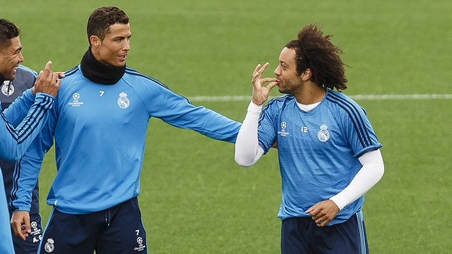 Marcelo brinca com Cristiano Ronaldo e Casemiro no treino do Real, nesta segunda