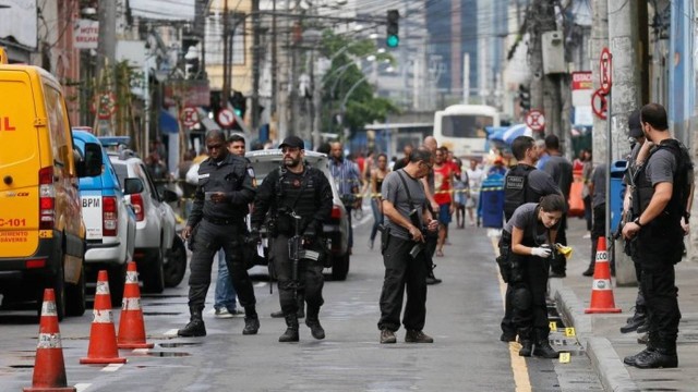 Agentes da Divisão de Homicídios fazem perícia em local onde duas pessoas morreram baleadas no Santo Cristo - Pablo Jacob / O Globo