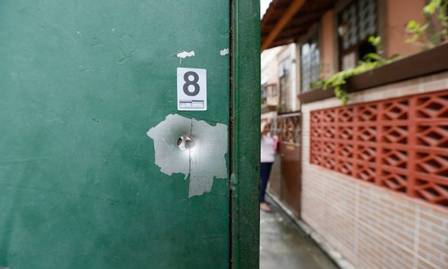 Marca de tiro em portão no Santo Cristo - Pablo Jacob / O Globo
