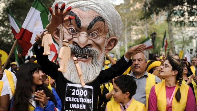 Ativista usa máscara de Rouhani durante protesto em Nova York: mais execuções per capita do mundo