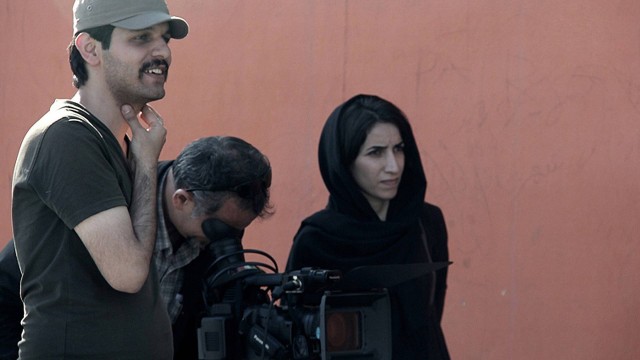 Controverso. Karimi (esquerda) durante as filmagens de “Escritos na cidade” em Teerã