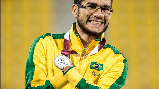 Yohansson Nascimento sorri com a medalha de prata nos 100m T47 no Mundial Paralímpico de Atletismo do Qatar