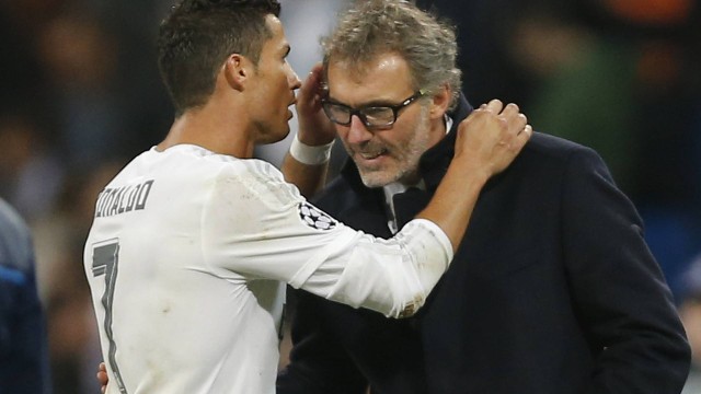 Cristiano Ronaldo conversa ao pé do ouvido com o técnico do PSG, Laurent Blanc