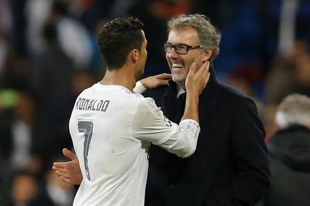 Cristiano Ronaldo sorri após conversar com o técnico do PSG, Laurent Blanc
