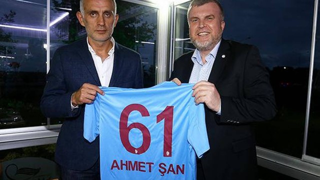 Presidente do Trabzonspor, Ibrahim Haciosmanoglu (E), da Turquia, foi suspenso por dez meses e multado em R$ 200 mil por reter arbitragem em estádio por quatro horas