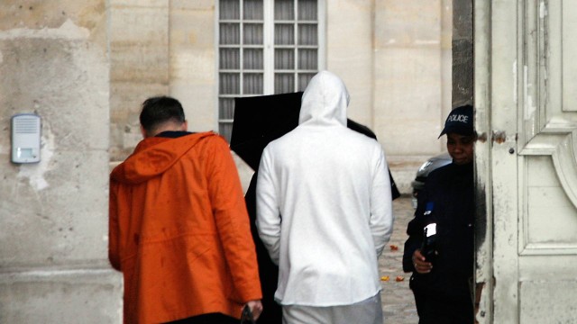 Benzema usou um casaco branco de capuz para esconder o rosto
