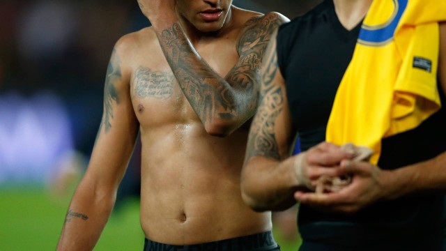 Neymar ao lado de Suárez: atuação contra o BATE foi sucesso de crítica. Ao contrário da faixa.