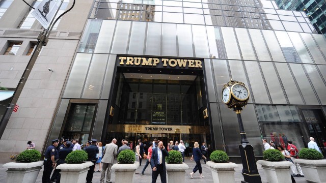 A fachada da Tromp Tower, na 5ª Avenida, uma das principais de Nova York. Moradores têm entrada exclusiva no prédio, longe dos turistas