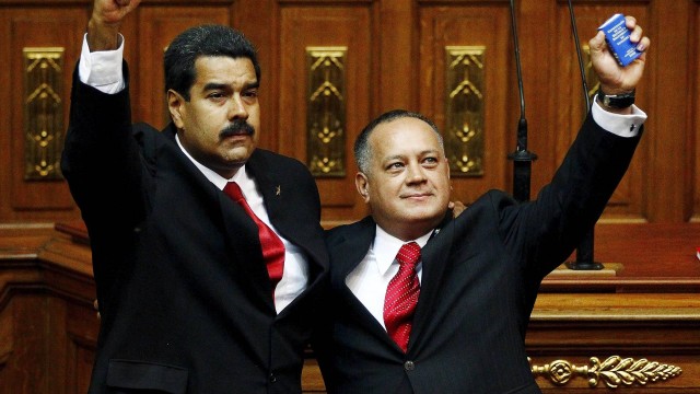 Diosdado Cabello (dir.), presidente da Assembleia Nacional da Venezuela, junto ao presidente Nicolás Maduro. Cabello se recusa a encontrar delegação do Parlamento Europeu
