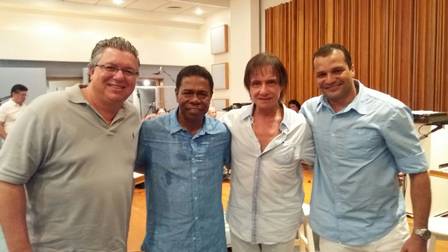 O diretor Boninho, Paulinho da Costa, Roberto Carlos e o relações públicas Rodrigo Dias