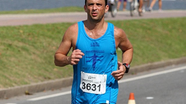 Maurício Miranda é maratonista, tem 48 anos e sofre de arritmia desde jovem. Foi diagnosticado apenas em 2008 e fez cirurgia de ablação em 2014.