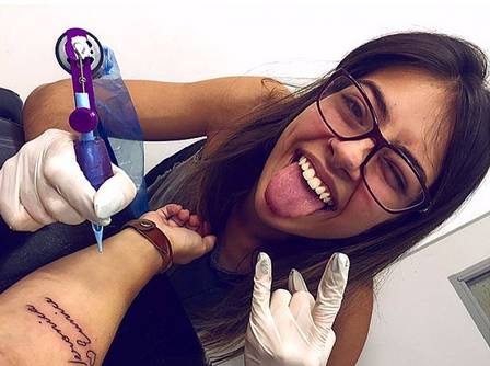 Malu é tatuadora num estúdio no Rio