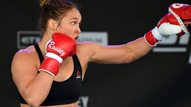 Ronda Rousey mostra suas habilidades no treino aberto do UFC 193