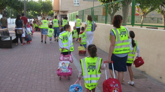 Crianças indo para a escola em La Ribera, na Espanha