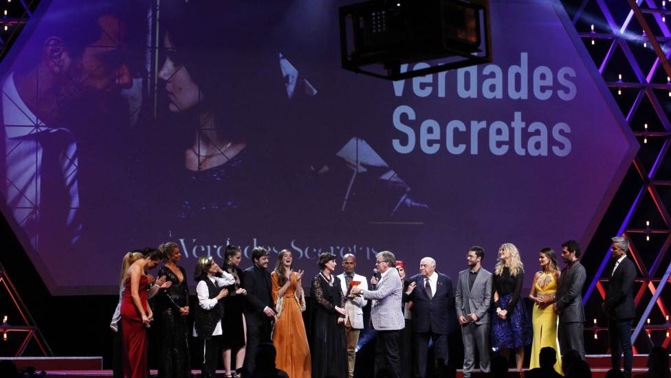 Walcyr Carrasco recebeu prêmio por 'Verdades secretas', vencedora na categoria novela do Prêmio Extra de TV 2015