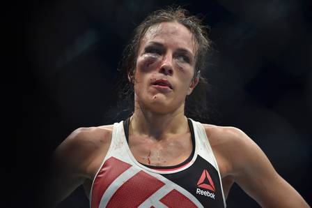 A lutatora Valerie Letourneau, do Canadá, levou muitos golpes no rosto da campeã do UFC Joanna Jedrzejczyk